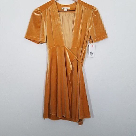 Billabong Dresses & Skirts - NWT Billabong Lush For Life Velvet Wrapper Mini Dress Stretch Short Sleeve XS